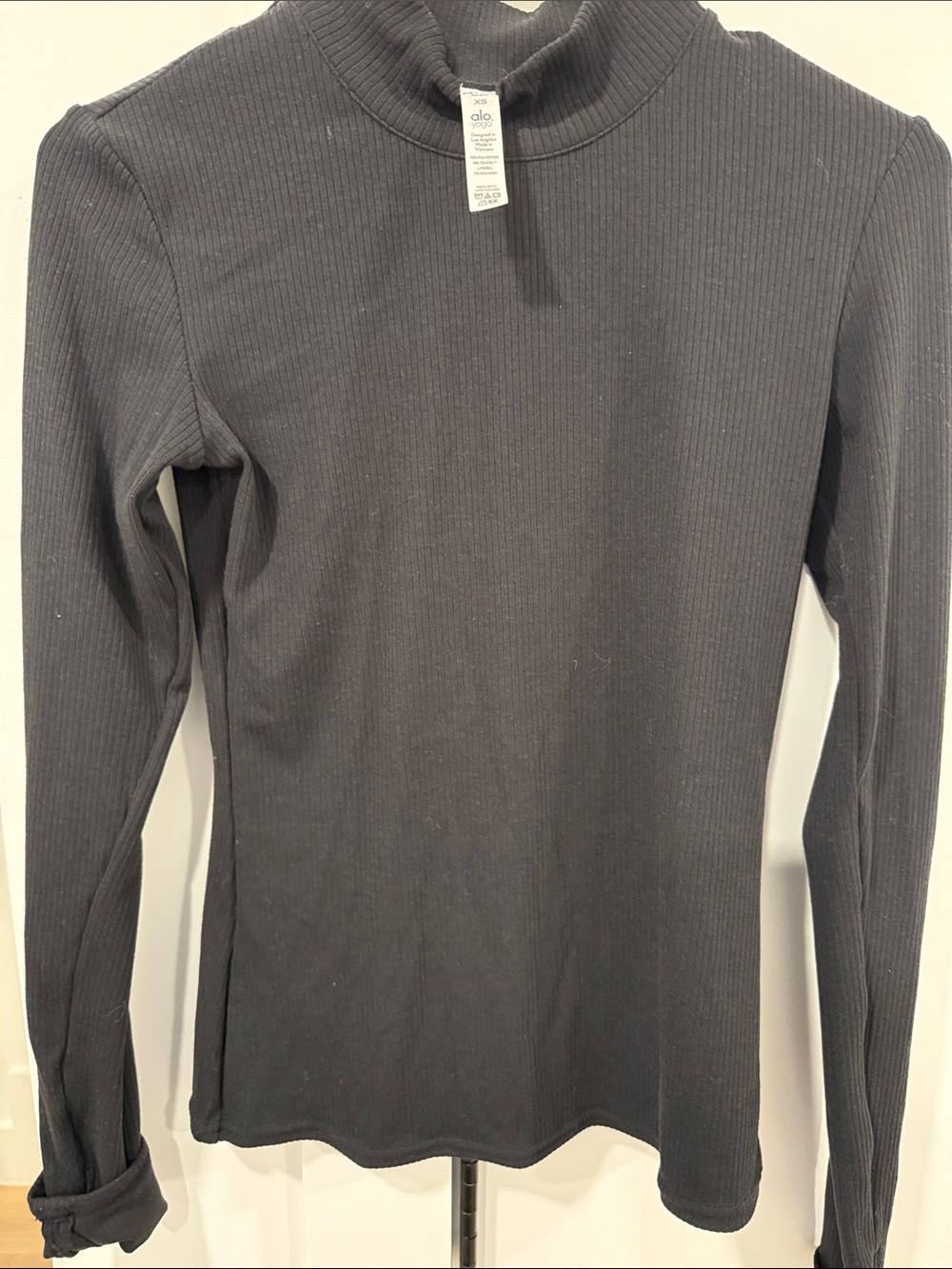 ALO Yoga Men’s Black Ribbed Long Sleeve Mock Neck